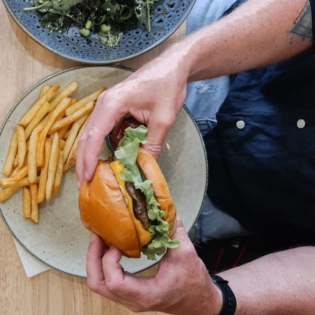 A burger without cheese is like a hug without a squeeze 🍔 Who agrees?
.
.
.
#sutherlandshirecafe #sutherlandshiresmallbusiness #sydneylocal #sydneyfoodshare #breakfastinsydney #sydneyeats #sydneybrunch #sydneylunch #burgerlover #burgers #foodiesofinstagram #burgersofinstagram